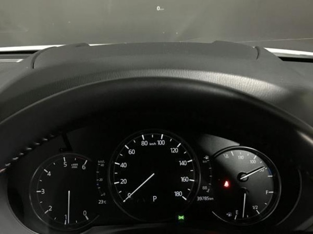 【アクティブ・ドライビング・ディスプレイ】フロントガラスにルートや車速などの情報を表示し、ドライバーの視線移動と、焦点調整の 時間をさらに短縮する事で、わき見のリスクを低減し ます。