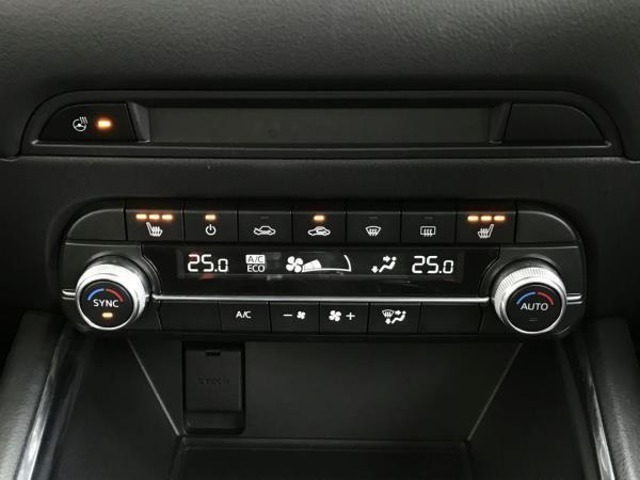 【フルオートエアコン】運転席と助手席の温度調整がそれぞれ出来るフルオートエアコン装備です。これなら暑がりなご主人、寒がりな奥様が同乗されても問題ないですね。