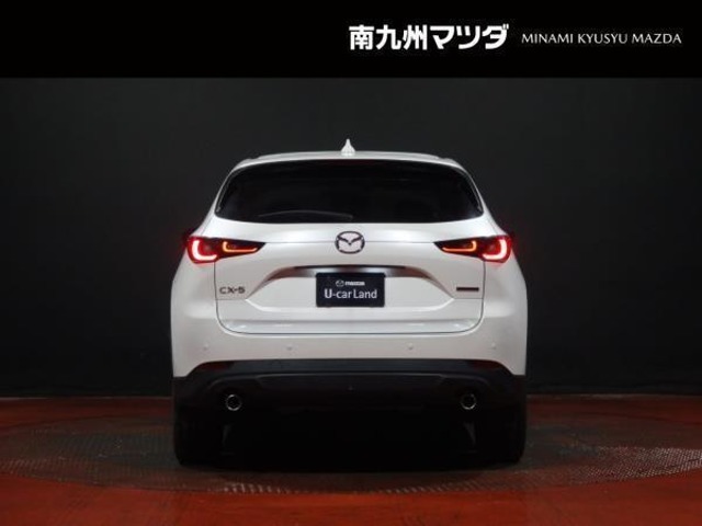 【ボディカラー：スノーフレイクホワイトパールマイカ】光の当たり加減によって少し黄みがかったホワイトになり、パール系カラー特有のキラキラ感も相まってさまざまな表情を楽しめる
