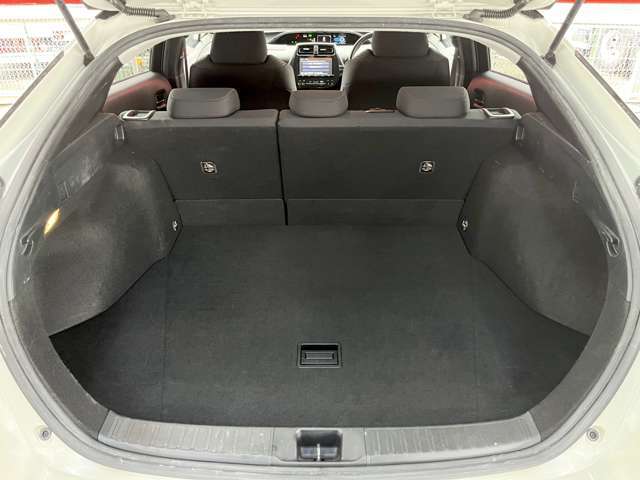 開口部が大きく、荷物の出し入れがしやすいです。奥行きもあるので、日常使いにはちょうどよい大きさとなっています。トノカバーもついていますので、プライバシーも守られます。