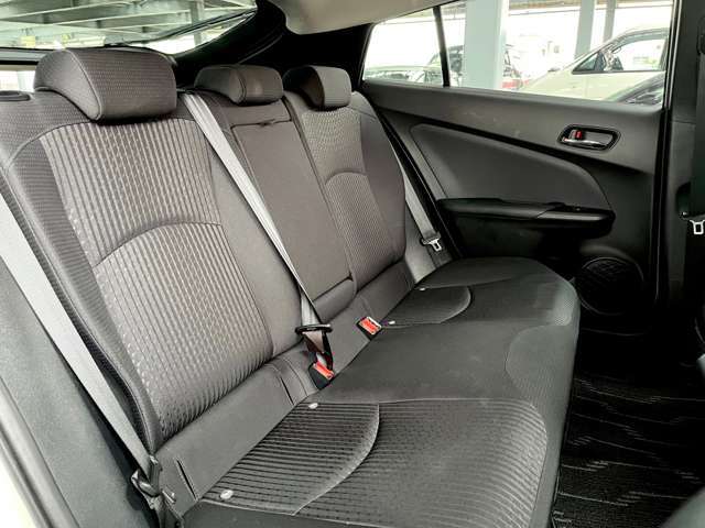 後部座席も綺麗な状態を保たれています。当社ではクリーニングも行っていますので、安心してお乗りいただけます。