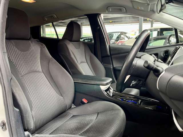 大きな座面と包み込むような背もたれが、ドライバーの身体をしっかり支えます。