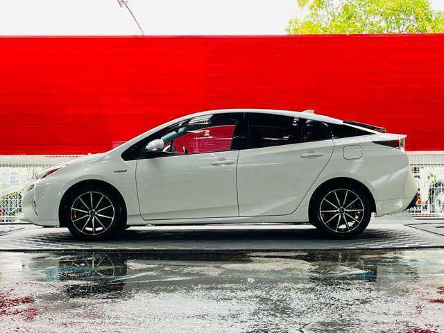 2代目から採用しているトライアングル・シルエットのデザインを引き継いた、5ドアハッチバックスタイルのプリウスです。