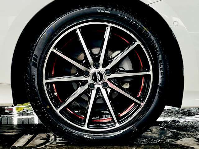 社外アルミホイール装着しています。鉄より軽いので燃費もいいです。