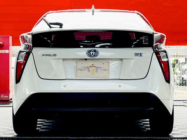 リアウィンドウはプリウスの特徴的なルーフに大きく伸びる形となっています。この特徴的な形によって、セダンではありますが、室内の圧迫感がありません。