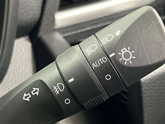 新法規対応で暗くなったら自動でヘッドライトの点灯をサポートしてくれます！任意での操作も可能！