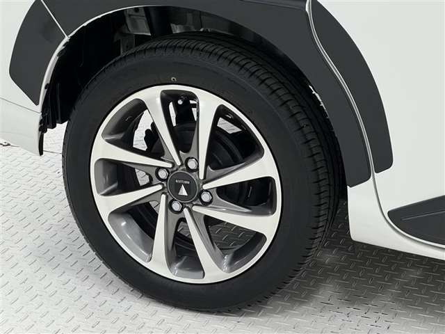 タイヤサイズは175/55R15！モデリスタアルミホイール！残り溝は7ミリ程度です！