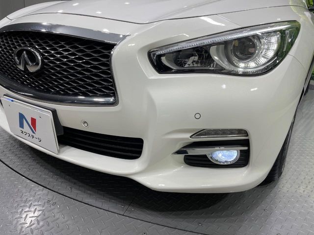 【LEDヘッドライト】悪天候や夜間走行時も良好な視界を確保し安心して運転できる高輝度LEDヘッドライトを装備！点灯速度が早く、消費電力も抑えられています。