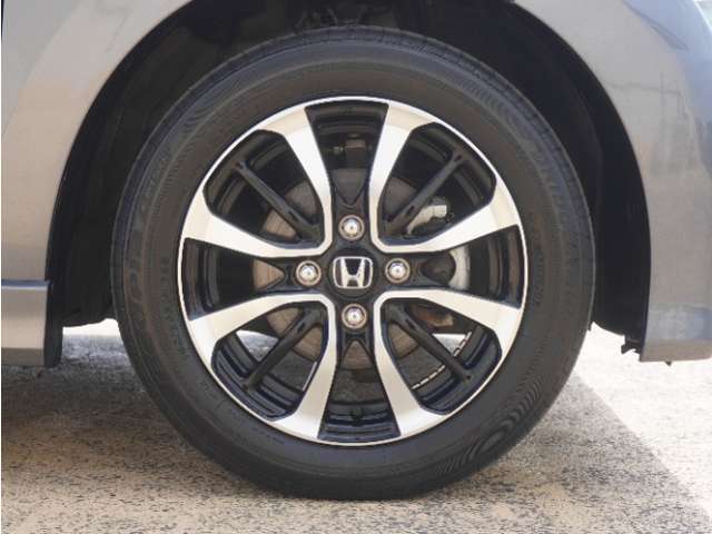 アルミホイール装着車です！これで足元まわりもおしゃれにきまります！
