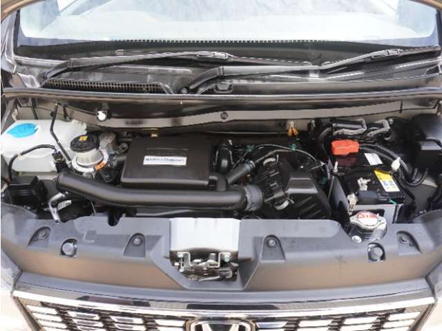エンジンは車の心臓部分です。このエンジンルームが汚いとトラブルの基になります。当店は専用の液剤を使って徹底的に綺麗にします。
