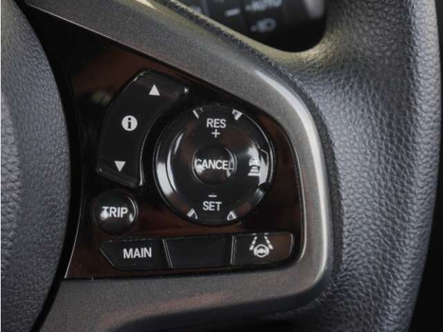 【アダプティブクルーズコントロール】予め設定した車速内でクルマが自動的に加減速。前走車との適切な車間距離を維持しながら追従走行します。【LKAS】車線維持支援システムでステアリング操作を支援。