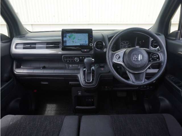 視界広々で非常に運転しやすくロングドライブでも疲れを感じさせないすっきりとまとまったインパネ周りです。