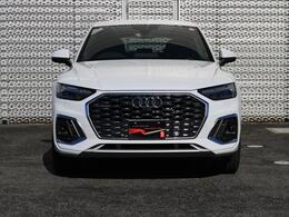 Audiの特徴シングルフレームグリルは力強さとエレガントな雰囲気を醸し出します。