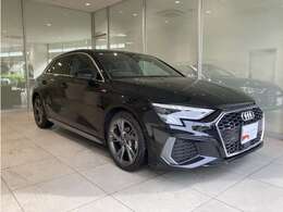 《Audi認定中古車》ならではのクオリティ、高度な訓練・教育を受けたAudi専門のメカニックがご納車前に100項目にも及ぶ精密な点検を行います。