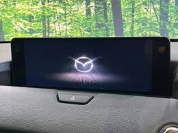 【マツダコネクトナビ】車内の雰囲気にマッチした一体型タイプのナビ。各種車輌設定やBluetooth再生等、様々な機能が楽しめます。直感的なダイヤル操作が可能で、使い勝手も良好です。