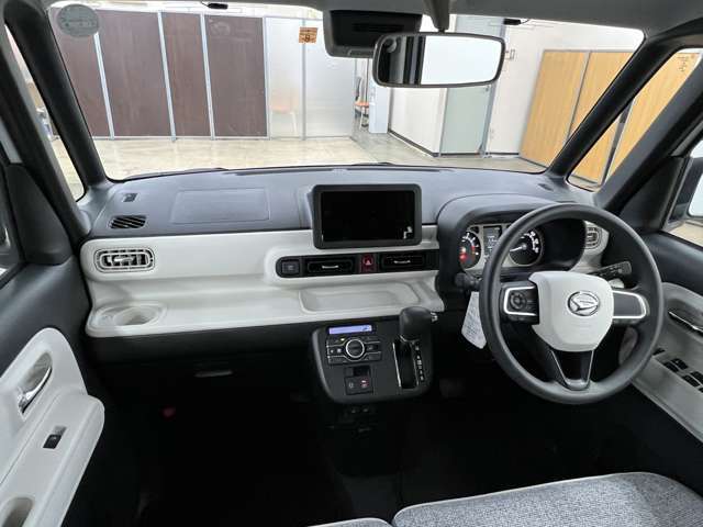 液晶ディスプレイが燃費や航続可能距離などを表示し、運転をサポートしてくれます。