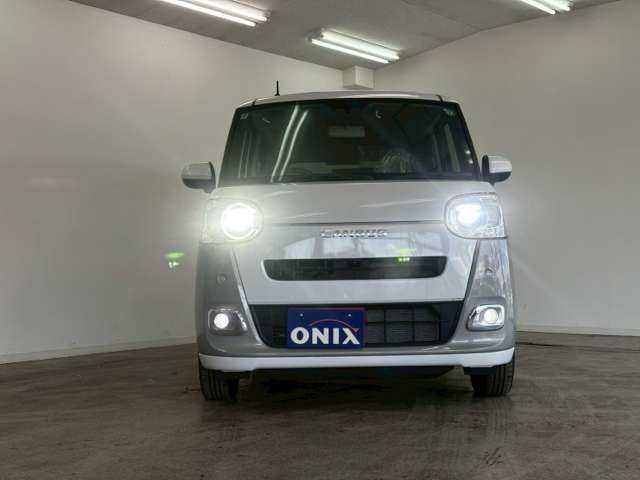 給油口を外からワンタッチで開けることができ、運転席から開ける手間を省けます。