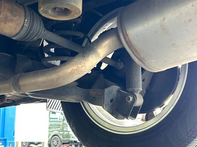 お車を安心してお乗りいただく為には、足回りの定期点検が欠かせません。サービスサポート（有償保証）では無料点検もご提供しており、安心のカーライフをお過ごしいただけるサポート体制が整っています。