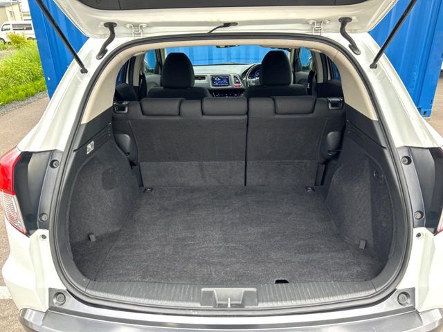積み下ろしのしやすいデッキにはたっぷりと荷物を積み込んでいただけます。遊びから仕事まで、様々なシーンで頼れます♪