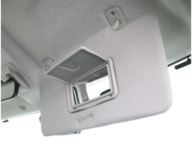 運転席と助手席の天井部分のサンバイザーを使うことで、眩しい日差しを遮ることができます。 運転席と助手席の天井部分のサンバイザーを使うことで、眩しい日差しを遮ることができます。
