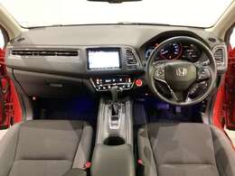 車内は光触媒抗菌消臭施工済です。スタイリッシュなデザインでスポーティなインパネ周りを演出します。グローブボックスやカップホルダーのほかにトレーなどたくさんの収納スペースが付いています。