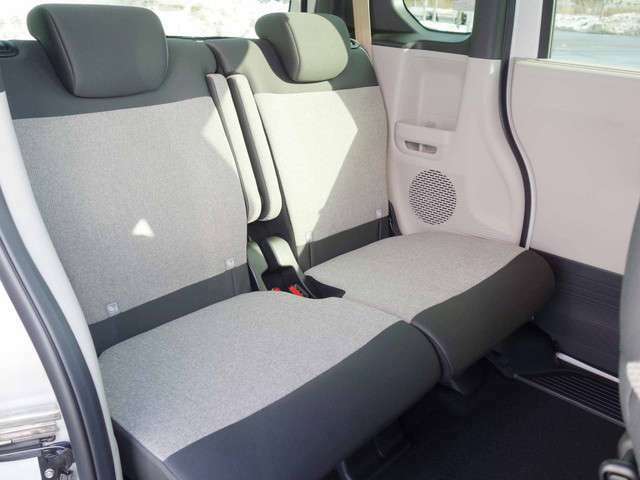 後席シートも充分なスペースを確保しております！チャイルドシートも問題なく設置できるので、ご家族で使用するのにぴったりな軽自動車です♪