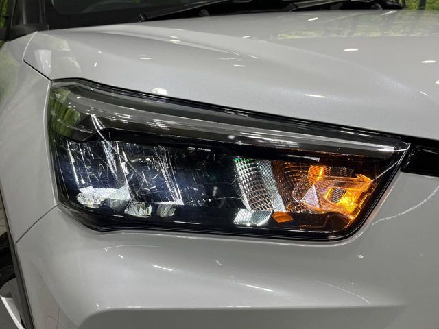 【LEDヘッドライト】悪天候や夜間走行時も良好な視界を確保し安心して運転できる高輝度LEDヘッドライトを装備！点灯速度が早く、消費電力も抑えられています。