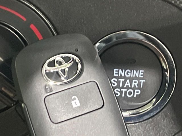 【スマートキー】カバンやポケットに入れたままでもドアの施錠・解錠が可能なスマートキーを装備。エンジンのオン・オフ時もカギを取り出す必要が無いからとっても便利です♪