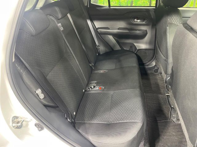 後部座席も気になるようなキズ・汚れやへたり等、大きなダメージはなく、良好な状態です。