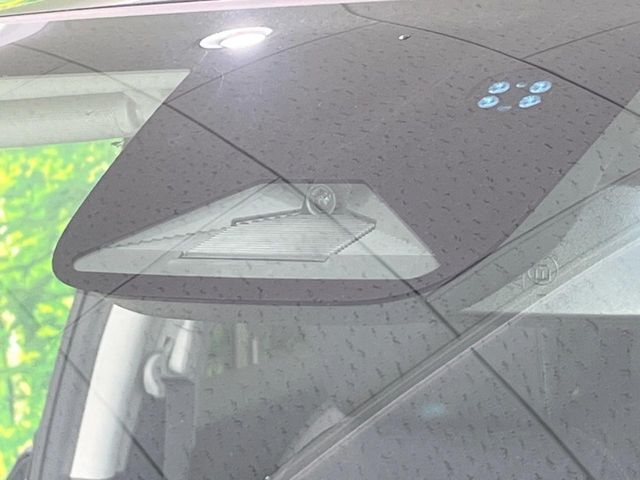 【ホンダセンシング】走行中に前方の車両等を認識し、衝突しそうな時は警報とブレーキで衝突回避と被害軽減をアシスト。より安全にドライブをお楽しみいただけます。