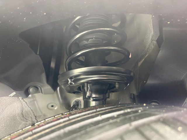 お車を安心してお乗りいただく為には、足回りの定期点検が欠かせません。サービスサポート（有償保証）では無料点検もご提供しており、安心のカーライフをお過ごしいただけるサポート体制が整っています。