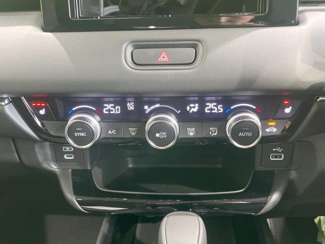 【左右独立型フルオートエアコン】運転席と助手席でそれぞれお好みの温度に設定可能。同乗者にも配慮した、快適な空調をお届け致します。