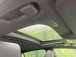 【サンルーフ】開放感たっぷりの希少装備、サンルーフが装着されています！車内に明かりを取り入れたり景色を楽しむ以外にも、車内の空気も簡単に換気できて快適です！