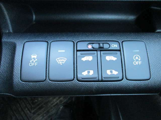 電動スライドドアを運転席からボタン一つで楽々操作