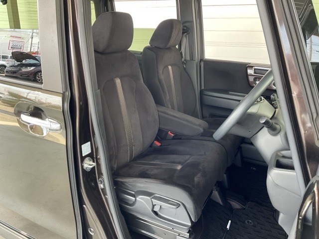 長時間運転しても疲れにくい素材にこだわったフロントシート！
