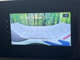 【バックカメラ】駐車時に後方がリアルタイム映像で確認できます。大型商業施設や立体駐車場での駐車時や、夜間のバック時に大活躍！運転スキルに関わらず、今や必須となった装備のひとつです！