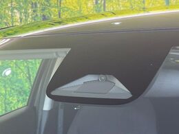 【ホンダセンシング】走行中に前方の車両等を認識し、衝突しそうな時は警報とブレーキで衝突回避と被害軽減をアシスト。より安全にドライブをお楽しみいただけます。