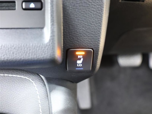 【快適温熱シート】運転席と助手席をそれぞれ独立して操作でき、HighとLowの2段階に温度調節も可能なため、座る人と室内温度にあわせた快適なシート温度が得られます♪