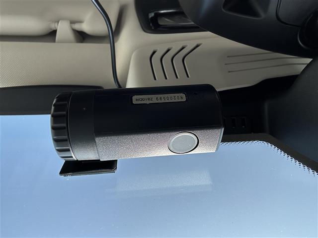 【ドライブレコーダー】映像・音声などの運転中の記録を残します。事故などを起こした起こされた時の証拠になりえますので、もしも時でも安心ですね。