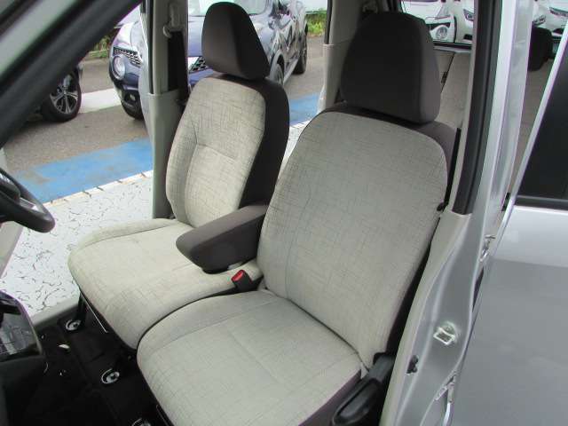 助手席も足元が広く、リラックスしてドライブが出来ます！