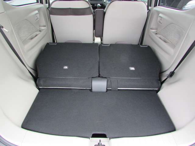 リアシートを両方倒すと更にラゲッジスペースが広がり、長い物も積み込む事が出来ます！