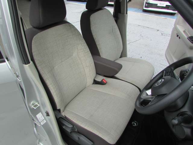 運転席と助手席はベンチシートですので、横移動もラクに出来ます。