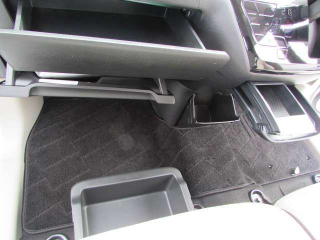 助手席下には小物入れが付いています。