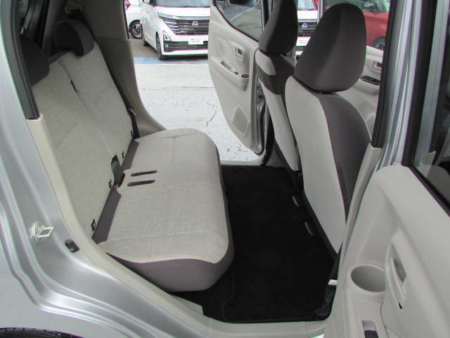 リアシートはスライド出来ますので、軽自動車なのに足元広々！ゆったり乗ることが出来ます。