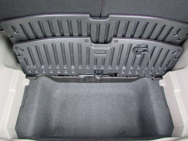 ラゲッジスペースのボードの下にも収納スペースがあります。