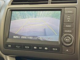 【バックカメラ】駐車時に後方がリアルタイム映像で確認できます。大型商業施設や立体駐車場での駐車時や、夜間のバック時に大活躍！運転スキルに関わらず、今や必須となった装備のひとつです！