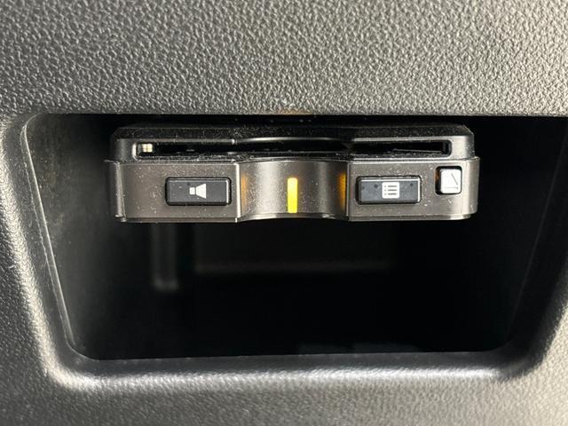 ETCカードを挿入することで高速道路を利用する際の支払いがキャッシュレスになったり、ETCスマートインターチェンジが利用できたり、とても便利なアイテムです！保証は修理保証のみとなります。