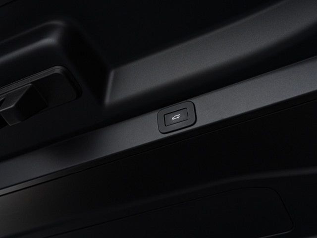 ボタン1つで自動開閉するパワーテールゲート搭載！ドアを上げ下げすることなく楽々開閉。開ききった状態の高さも任意の位置で設定できるので、普段お使いの車庫などでもぶつける心配はありません♪