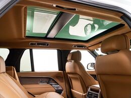 明るく開放的な光を生み出し広々とした空間を演出するパノラミックルーフ！ダークティンテッド強化ガラスは快適な車内温度を維持し日差しの影響を抑えるとともにプライバシーを保つ。電動サンブラインドも装備！