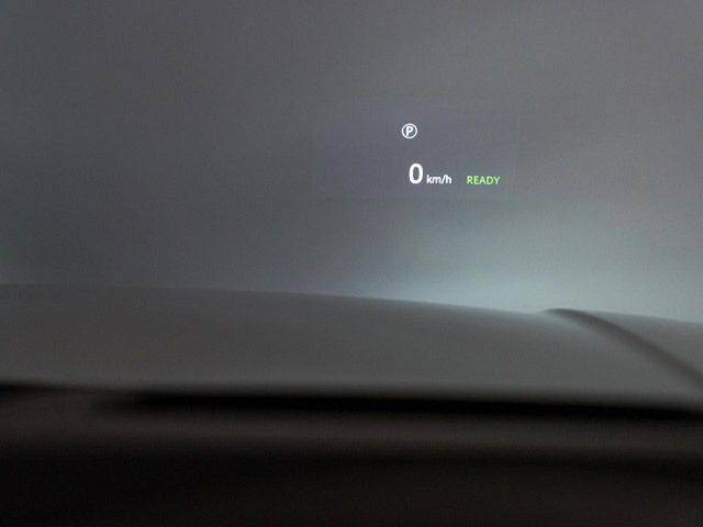 ヘッドアップディスプレイは運転中に役立つ情報をフロントガラスに映し出します。独自のレーザー技術により、直射日光が当たるような状況にも対応。走行速度、ナビゲーションなどの情報を、クリアに表示します。